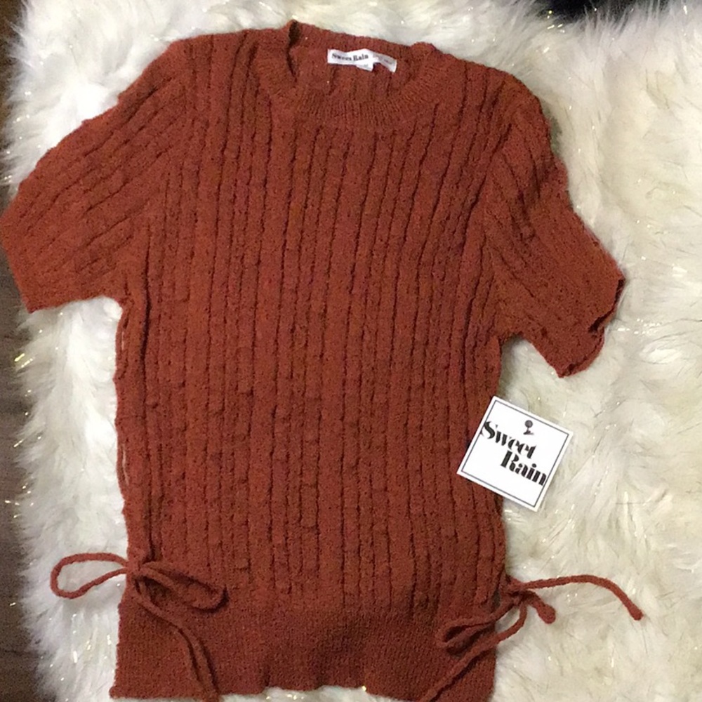 Young contemporary Knit Sweater - Picture 2 of 4